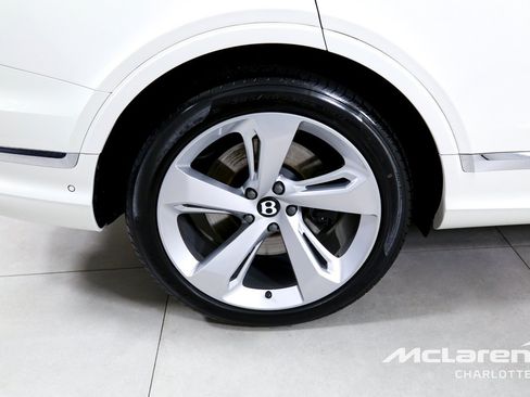 Used 2023 Bentley Bentayga Plug-In Hybrid AWD/4WD image 35