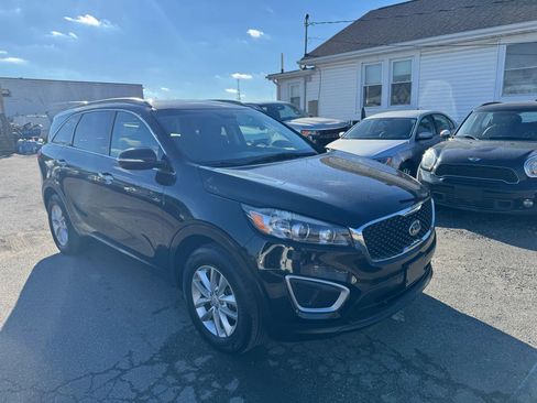 Used 2018 Kia Sorento LX Sport Utility 4D image 3