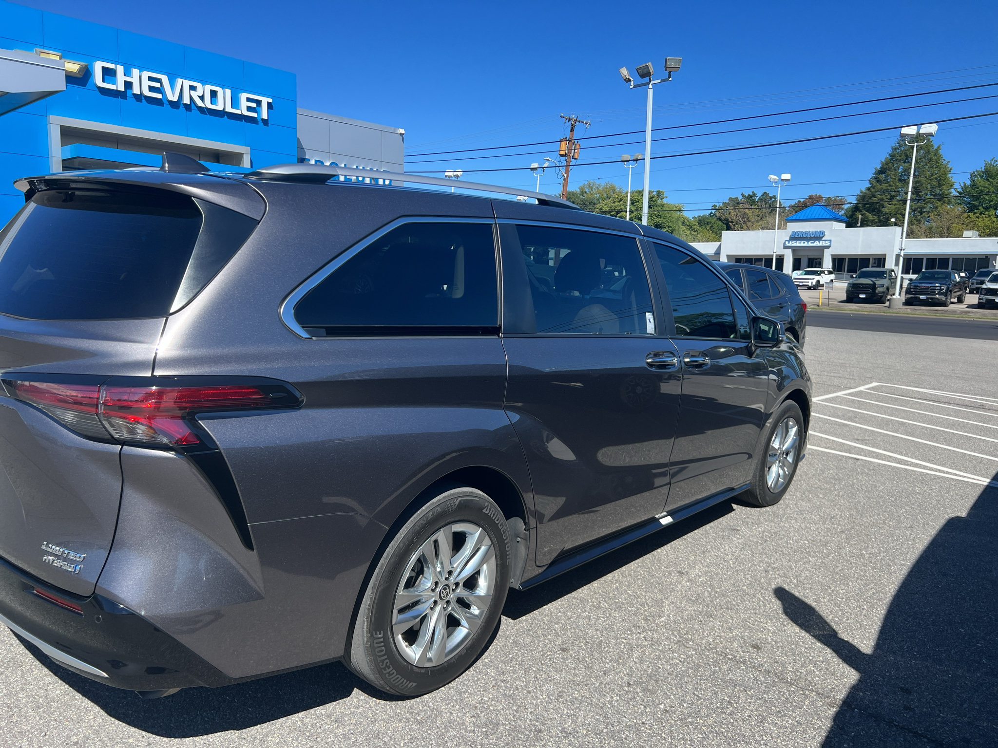 Used 2024 Toyota Sienna Limited AWD/4WD image 4