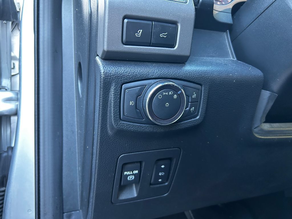 Used 2019 Ford Expedition XLT w/ Equipment Group 202A AWD/4WD image 15