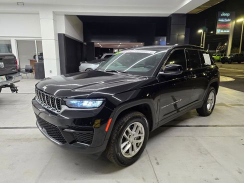 Used 2025 Jeep Grand Cherokee Laredo X image 2