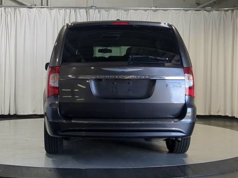Used 2016 Chrysler Town & Country Touring w/ Driver Convenience Group FWD image 9