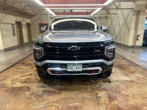 Used 2025 Chevrolet Suburban Z71 image 2