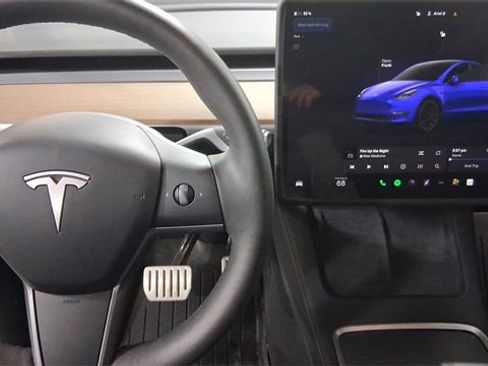 Used 2024 Tesla Model Y Performance image 12