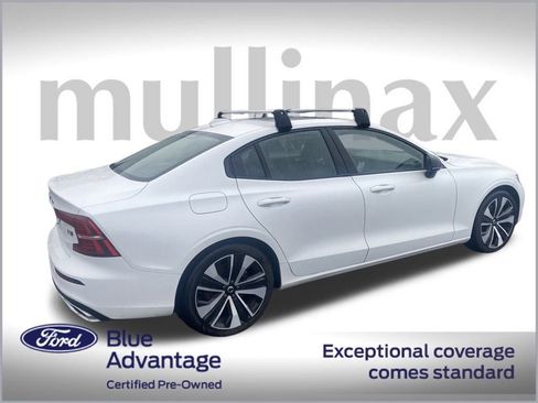 Used 2022 Volvo S60 B5 Momentum w/ Advanced Package image 3