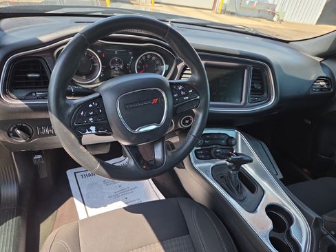 Used 2016 Dodge Challenger SXT w/ Driver Convenience Group RWD image 6