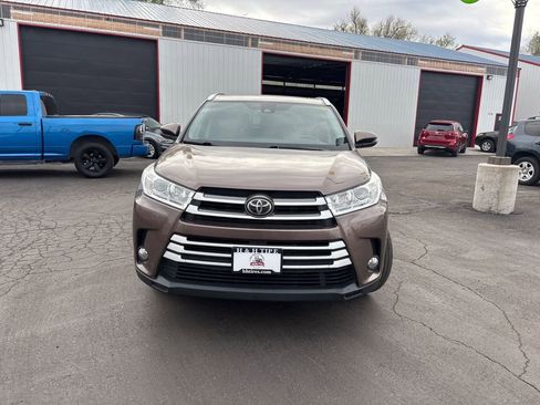 Used 2017 Toyota Highlander XLE image 4