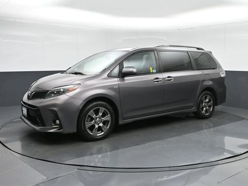 Used 2020 Toyota Sienna SE Premium image 3