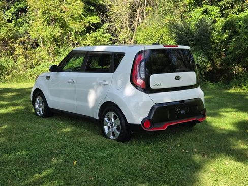 Used 2017 Kia Soul FWD image 2