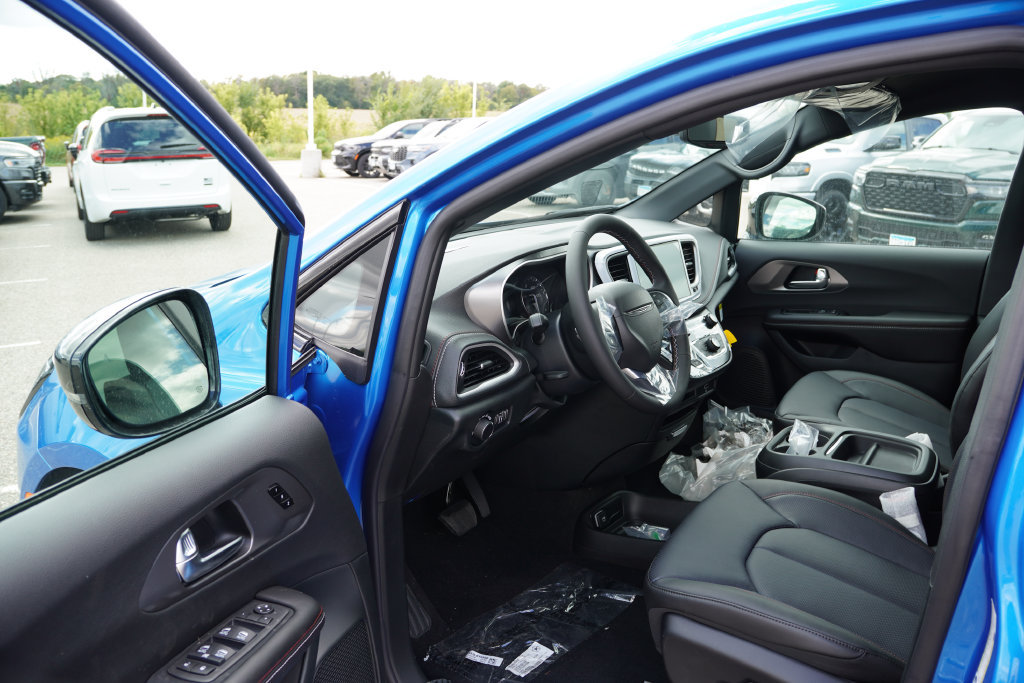New 2027 Chrysler Pacifica Select AWD/4WD image 10