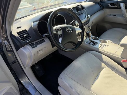 Used 2012 Toyota Highlander SE FWD image 25