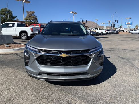 Used 2024 Chevrolet Trax LT w/ Driver Confidence Package image 2