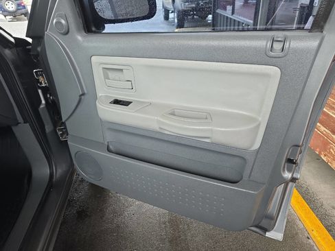 Used 2005 Dodge Dakota SLT image 30