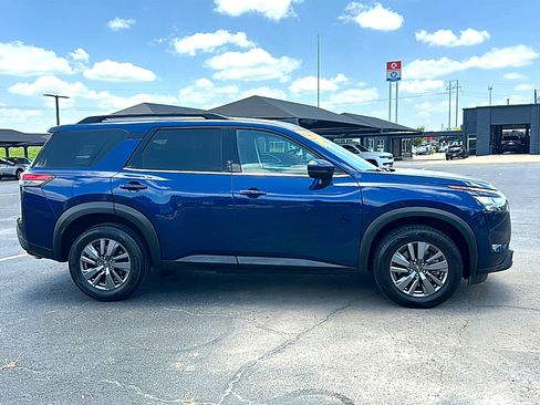 Used 2025 Nissan Pathfinder SV FWD image 9