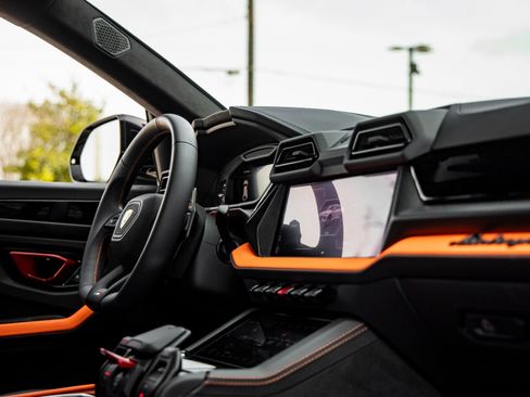 Used 2025 Lamborghini Urus SE image 47