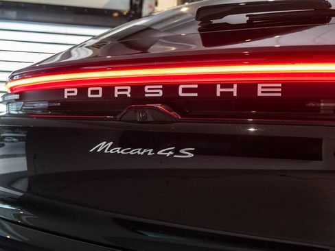 Certified 2025 Porsche Macan 4S Electric AWD/4WD image 14