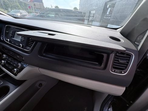 Used 2017 Kia Sedona LX w/ LX Essentials Premium Package FWD image 23