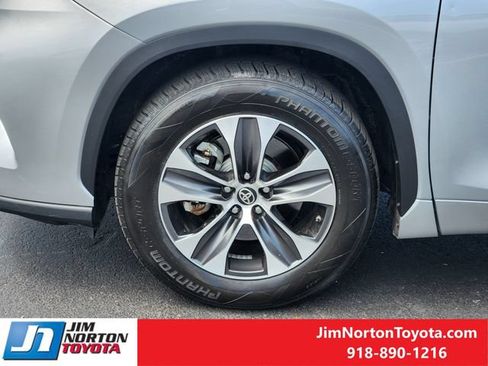 Used 2020 Toyota Highlander XLE FWD image 13
