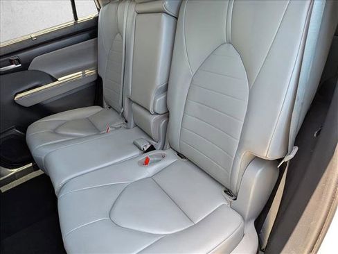 Used 2020 Toyota Highlander XLE AWD/4WD image 16