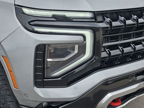 Used 2025 Chevrolet Suburban Z71 AWD/4WD image 8