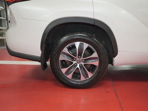 Used 2023 Toyota Highlander XLE image 28