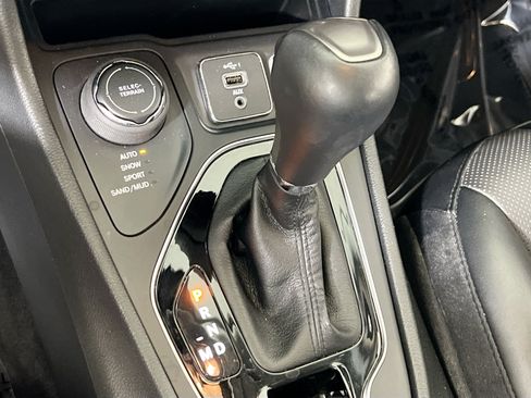 Used 2022 Jeep Cherokee Limited AWD/4WD image 16