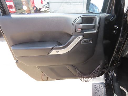 Used 2015 Jeep Wrangler Unlimited Sahara w/ Connectivity Group AWD/4WD image 24