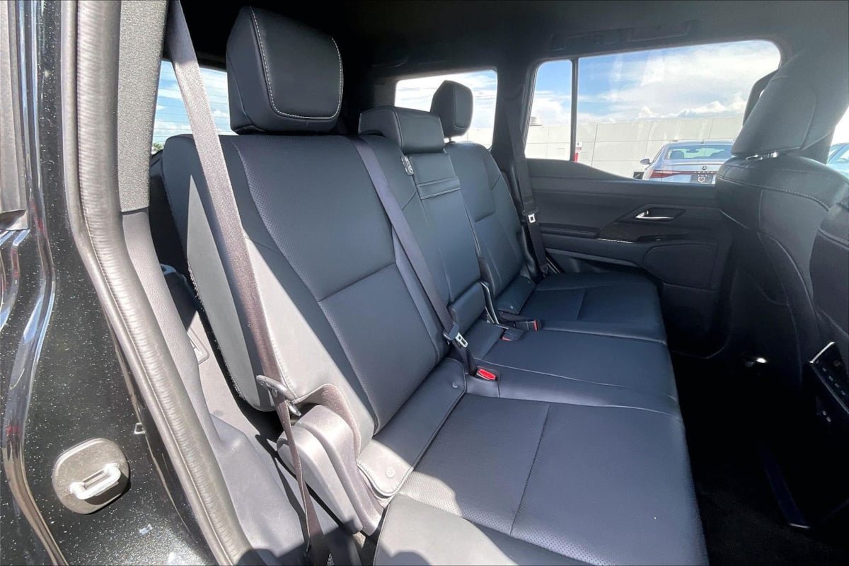 Used 2024 Lexus GX 550 w/ Accessory Package (Z1) AWD/4WD image 25