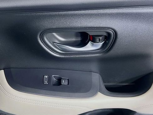 Used 2025 Honda HR-V LX image 32