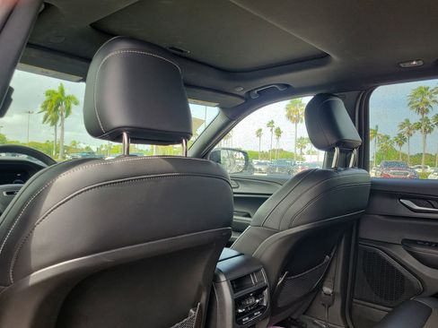 Used 2023 Jeep Grand Cherokee Altitude image 9