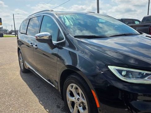 Used 2023 Chrysler Pacifica Limited FWD image 4