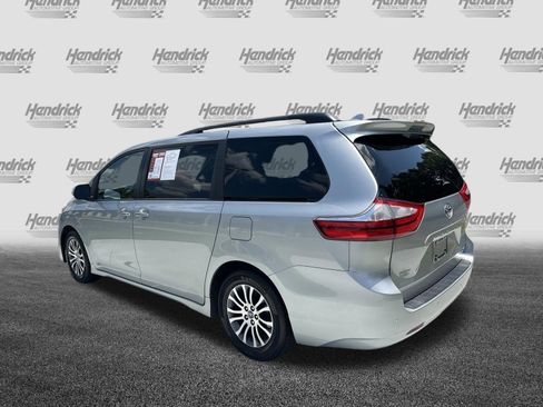 Used 2019 Toyota Sienna XLE w/ XLE Navigation Package FWD image 8