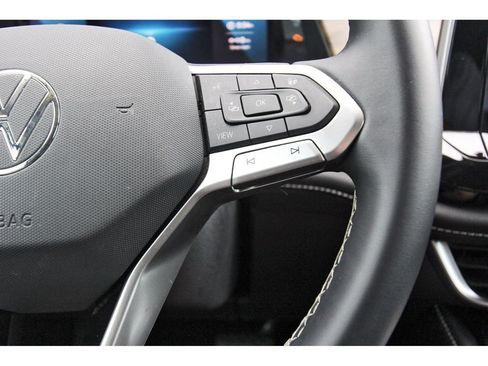 Used 2024 Volkswagen Atlas SE FWD image 16