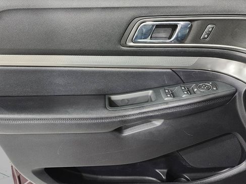 Used 2018 Ford Explorer XLT w/ Equipment Group 202A AWD/4WD image 11