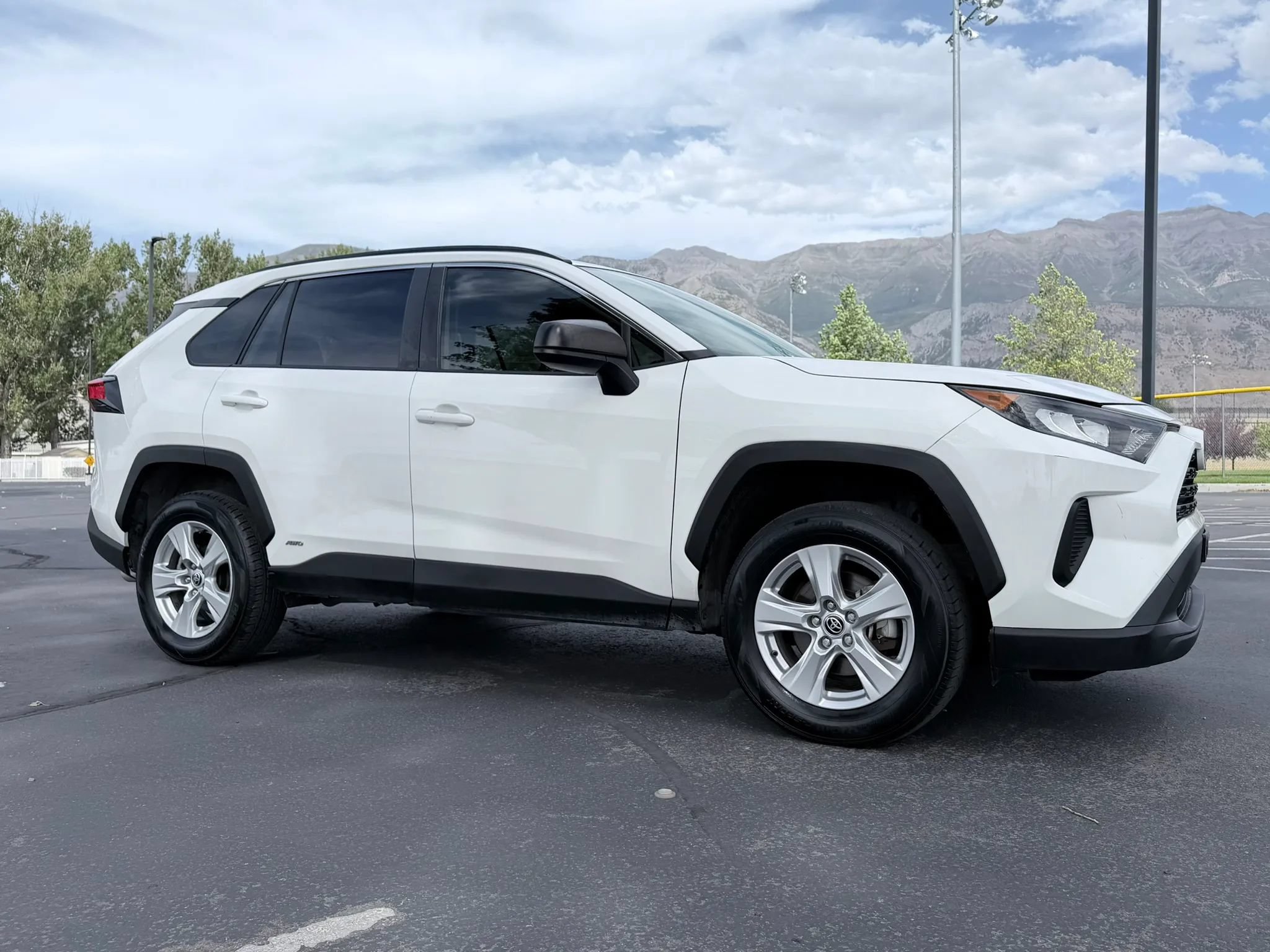 Used 2021 Toyota RAV4 LE AWD/4WD image 2