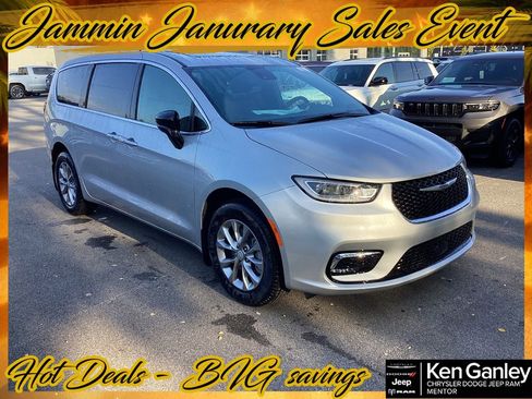 New 2026 Chrysler Pacifica Select image 1