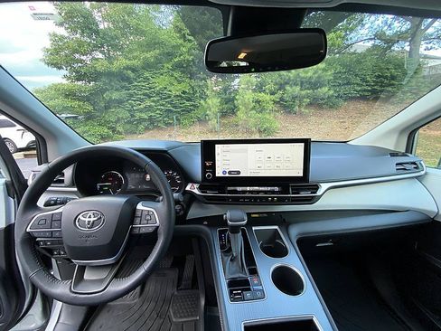 Used 2025 Toyota Sienna XLE FWD image 17