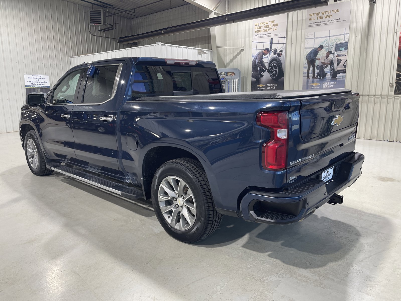 Used 2021 Chevrolet Silverado 1500 High Country w/ Technology Package AWD/4WD image 6