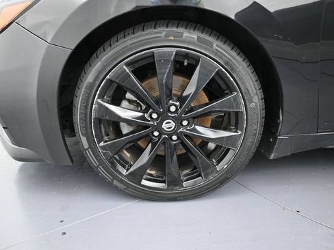 Used 2019 Nissan Maxima SR w/ Premium Package FWD image 9