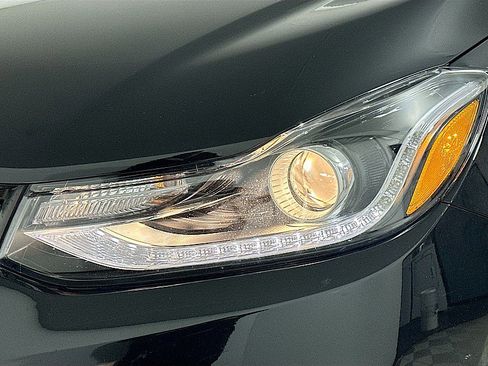 Used 2022 Chevrolet Trax LT w/ LT Convenience Package image 24