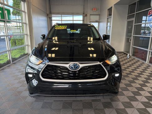 Used 2023 Toyota Highlander XLE AWD/4WD image 2