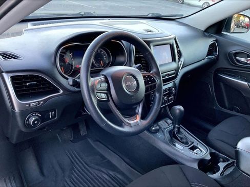 Used 2019 Jeep Cherokee Latitude w/ Popular Appearance Group image 17