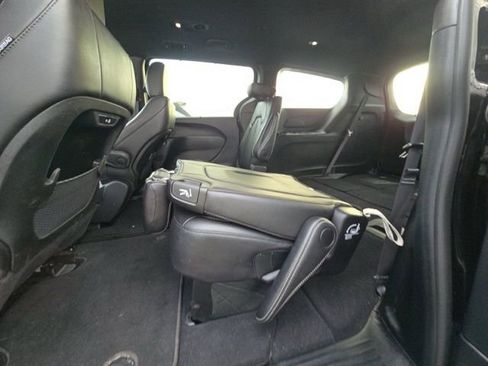 Used 2025 Chrysler Pacifica Select image 15