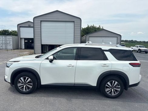 Used 2023 Nissan Pathfinder SL AWD/4WD image 10