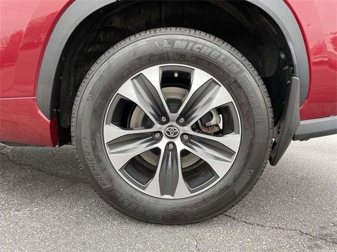 Used 2020 Toyota Highlander XLE image 9