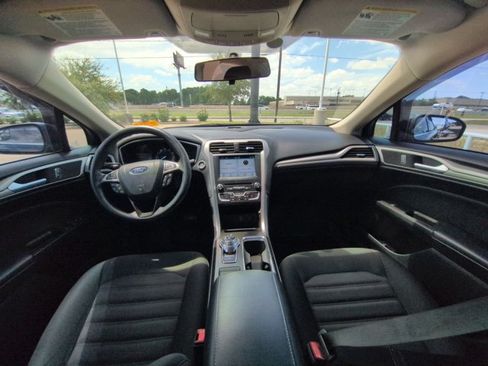 Used 2018 Ford Fusion SE w/ Fusion SE Technology Package FWD image 15