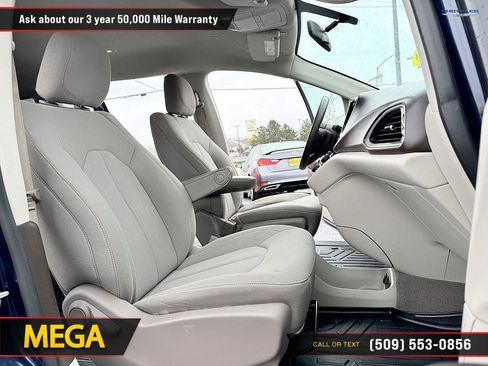 Used 2020 Chrysler Voyager LX image 16