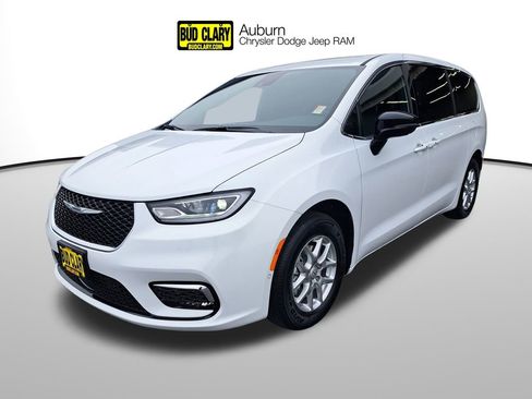 New 2026 Chrysler Pacifica Select image 1