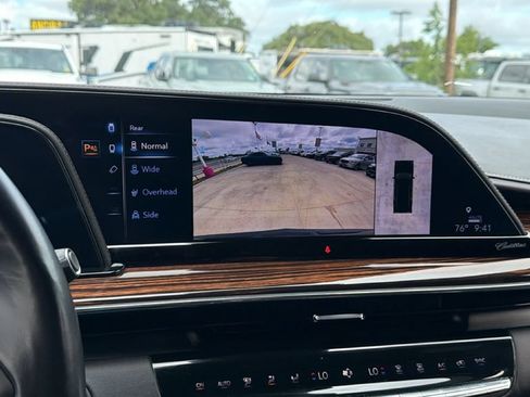 Used 2023 Cadillac Escalade Premium Luxury RWD image 23