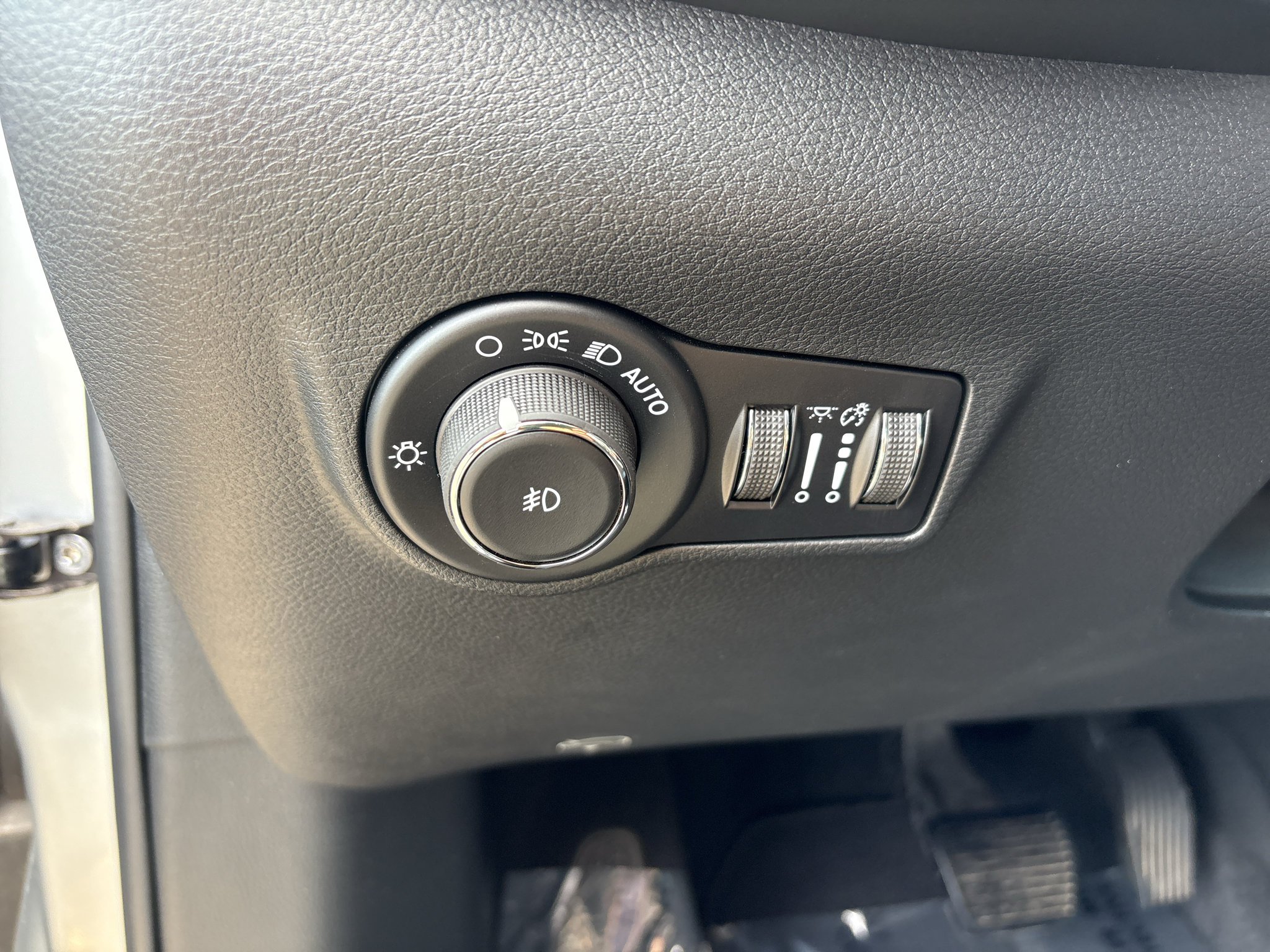 Used 2026 Jeep Compass Latitude AWD/4WD image 13